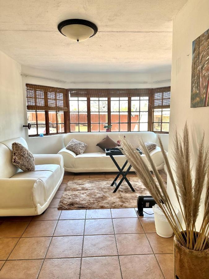 Blue Lantern Bed And Breakfast Kempton Park Exterior foto